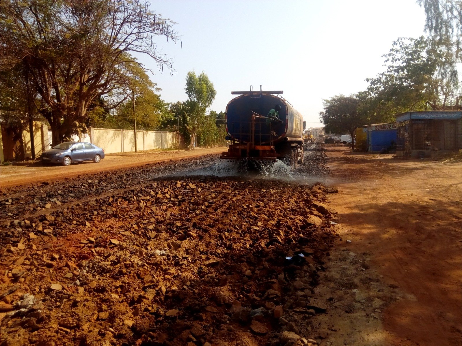 Arrosage de chaussée en cours de travaux